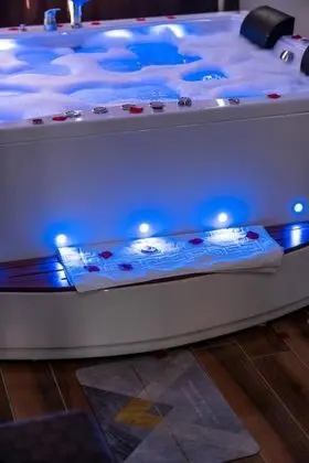 Jakuzili Junior Suite, Şehir Manzaralı, Jakuzili ve Balkonlu