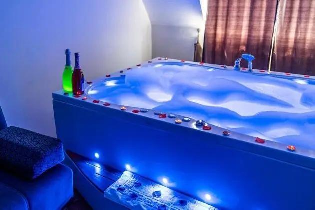 Jakuzili Junior Suite, Şehir Manzaralı, Jakuzili ve Balkonlu