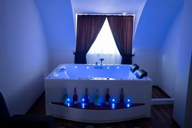 Jakuzili Junior Suite, Şehir Manzaralı, Jakuzili ve Balkonlu