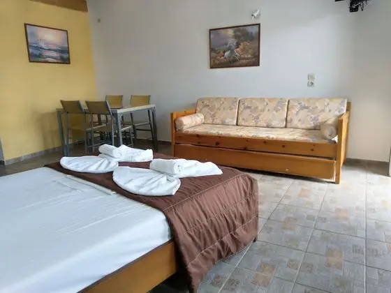 Triple Studio, Sea View