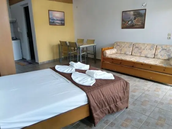 Triple Studio, Sea View