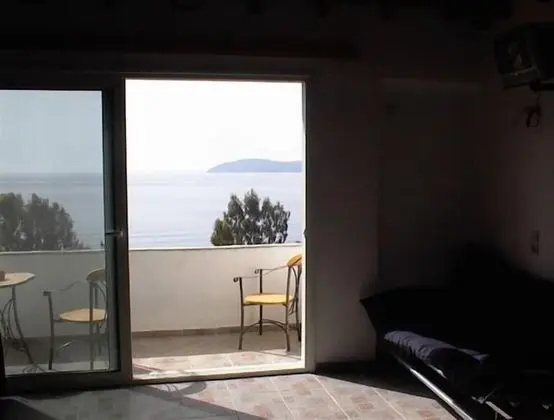 Triple Studio, Sea View