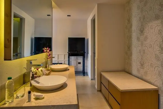 Azaya Pool Suite