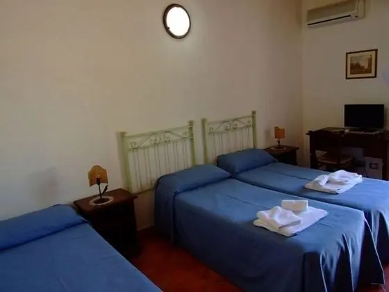 Üç Kişilik Oda
