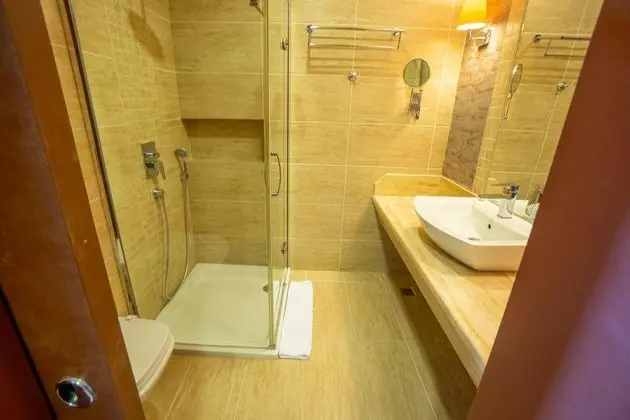 https://images.etstur.com/files/images/hotelImages/TR/54020/l/Azka-Hotel-Oda-352962.jpg