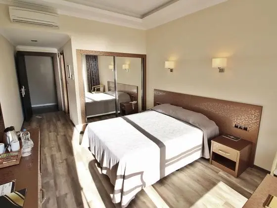https://images.etstur.com/files/images/hotelImages/TR/54020/l/Azka-Hotel-Oda-352993.jpg