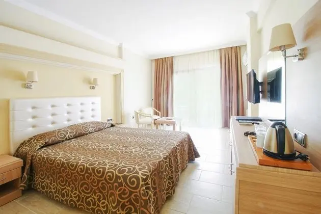 https://images.etstur.com/files/images/hotelImages/TR/54020/l/Azka-Hotel-Oda-353001.jpg