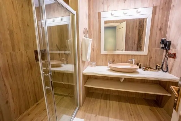 https://images.etstur.com/files/images/hotelImages/TR/54020/l/Azka-Hotel-Oda-353014.jpg