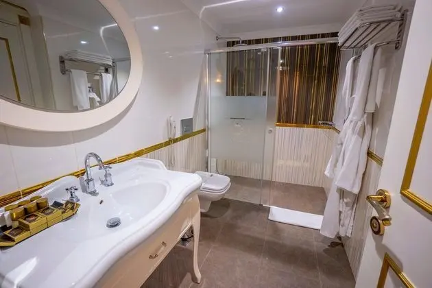 https://images.etstur.com/files/images/hotelImages/TR/54020/l/Azka-Hotel-Oda-353016.jpg