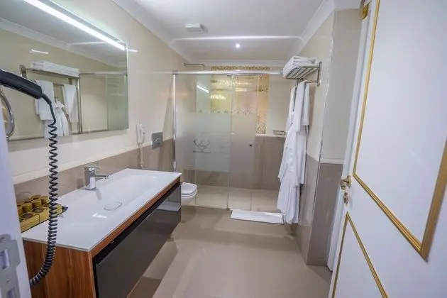 https://images.etstur.com/files/images/hotelImages/TR/54020/l/Azka-Hotel-Oda-353018.jpg