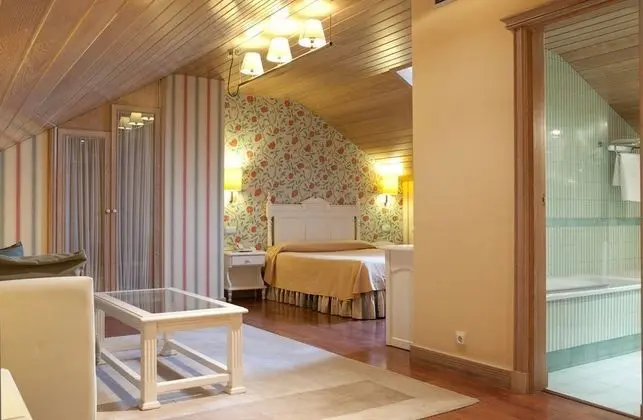 Büyük Yataklı Tek Kişilik Oda