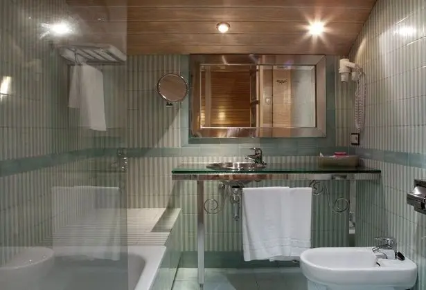 Büyük Yataklı Tek Kişilik Oda