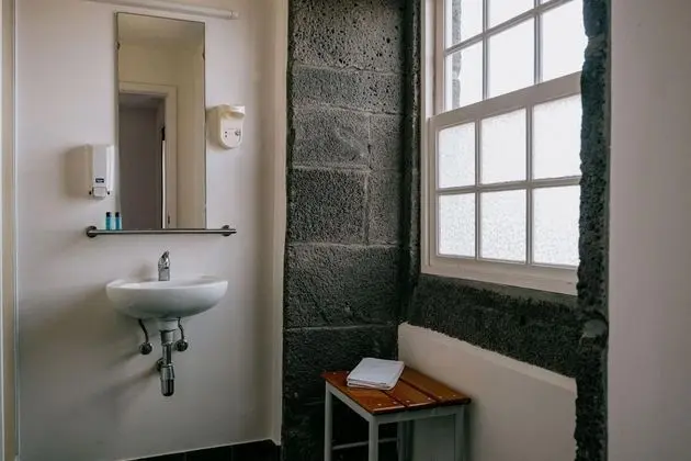 İki Ayrı Yataklı Oda, Ortak Banyo