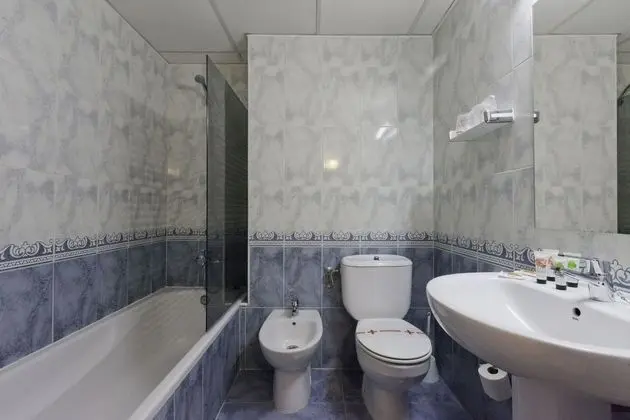 1 Çift Kişilik Veya 2 Tek Kişilik Yatak Pool View