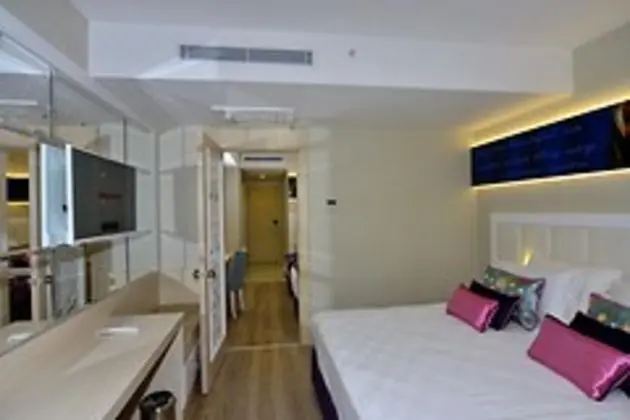 Deluxe Aile Odası Kara Manzaralı