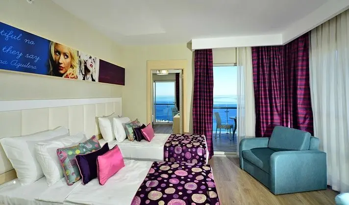 https://imagessl.etstur.com/files/images/hotelImages/TR/50048/l/Azura-Deluxe-Resort---Spa-Oda-200667.jpg