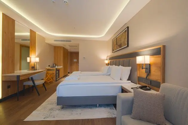 https://images.etstur.com/imgproxy/resize/2560x1440/files/images/hotelImages/etsrooms/519973/Azura_World_Hotel_20251215124827_0.jpg