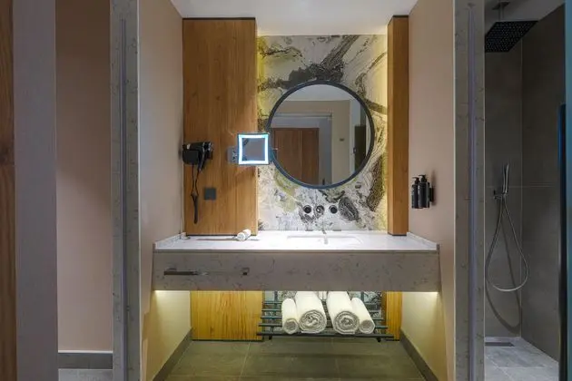 https://images.etstur.com/imgproxy/resize/2560x1440/files/images/hotelImages/etsrooms/519973/Azura_World_Hotel_20251215124829_1.jpg