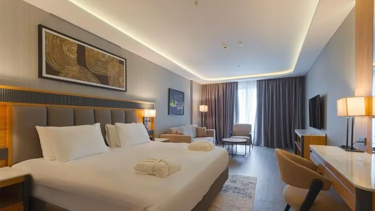 https://images.etstur.com/imgproxy/resize/2560x1440/files/images/hotelImages/etsrooms/519973/Azura_World_Hotel_20251215124955_0.jpg