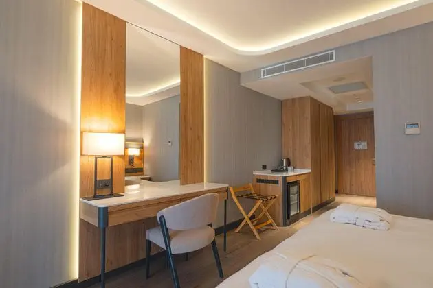 https://images.etstur.com/imgproxy/resize/2560x1440/files/images/hotelImages/etsrooms/519973/Azura_World_Hotel_20251215124957_2.jpg