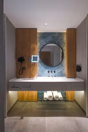 https://images.etstur.com/imgproxy/resize/2560x1440/files/images/hotelImages/etsrooms/519973/Azura_World_Hotel_20251215125000_4.jpg