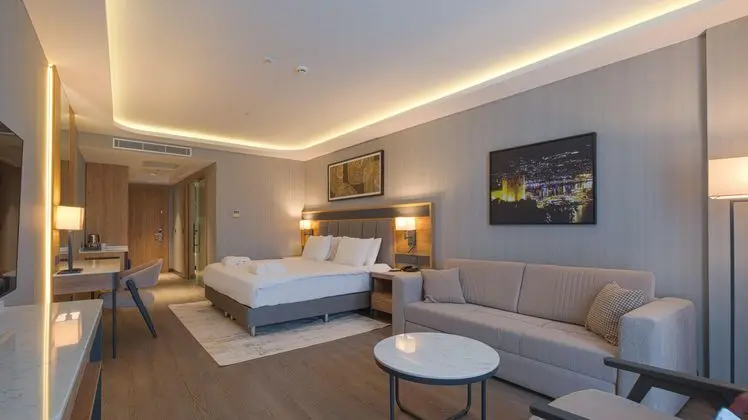 https://images.etstur.com/imgproxy/resize/2560x1440/files/images/hotelImages/etsrooms/519973/Azura_World_Hotel_20251215125002_5.jpg