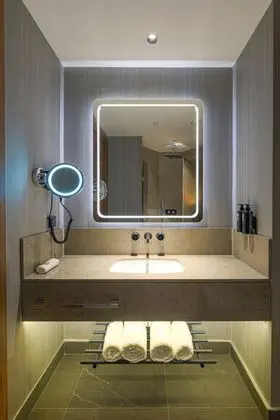 https://images.etstur.com/imgproxy/resize/2560x1440/files/images/hotelImages/etsrooms/519973/Azura_World_Hotel_20251215141925_0.jpg