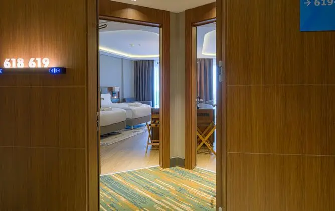 https://images.etstur.com/imgproxy/resize/2560x1440/files/images/hotelImages/etsrooms/519973/Azura_World_Hotel_20251215141926_1.jpg