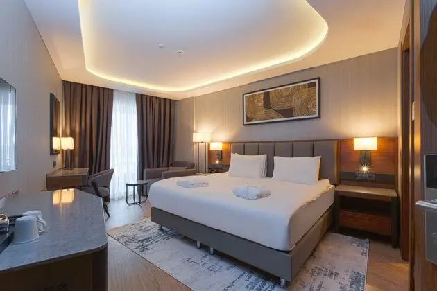 https://images.etstur.com/imgproxy/resize/2560x1440/files/images/hotelImages/etsrooms/519973/Azura_World_Hotel_20251215141928_3.jpg