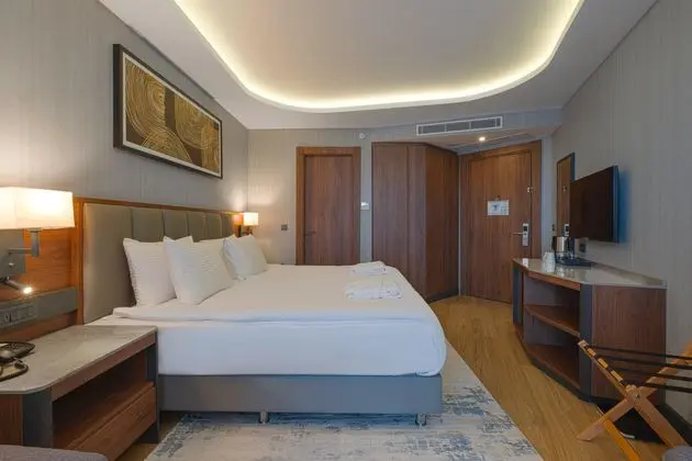 https://images.etstur.com/imgproxy/resize/2560x1440/files/images/hotelImages/etsrooms/519973/Azura_World_Hotel_20251215141930_4.jpg