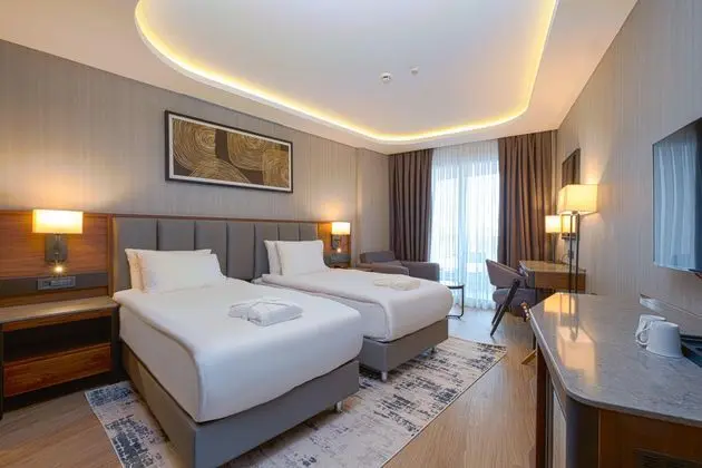 https://images.etstur.com/imgproxy/resize/2560x1440/files/images/hotelImages/etsrooms/519973/Azura_World_Hotel_20251215141931_5.jpg