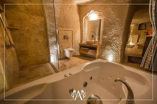 Presidential Mağara Suite, Vadi Manzaralı, Şömineli ve Jakuzili