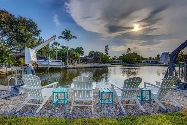 Ev (Azure Paradise on the Canal)