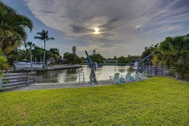 Ev (Azure Paradise on the Canal)