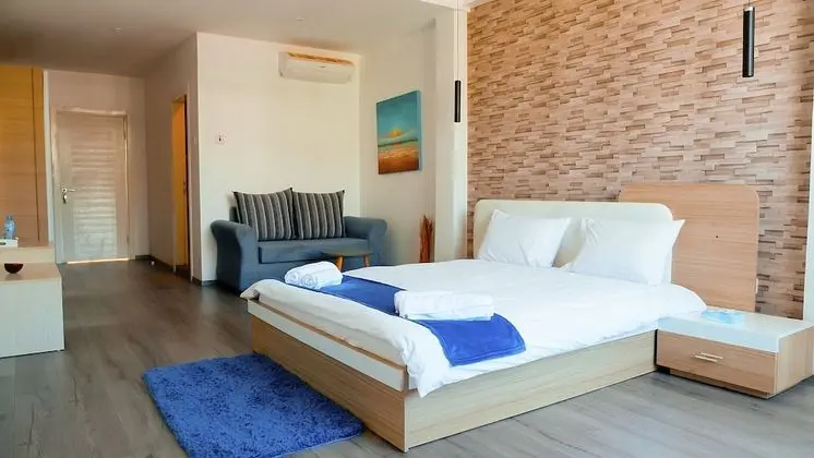 Tek Büyük Yataklı Oda, Havuz Manzaralı