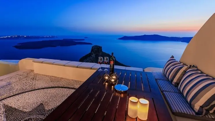 4-Bedroom Villa with Caldera View