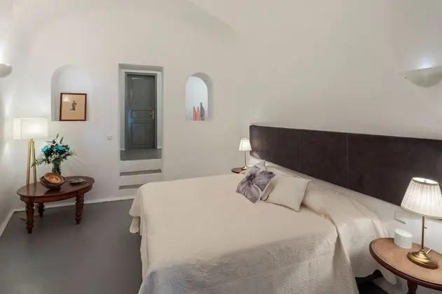 4-Bedroom Villa with Caldera View