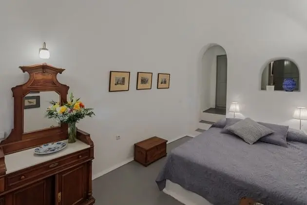 4-Bedroom Villa with Caldera View