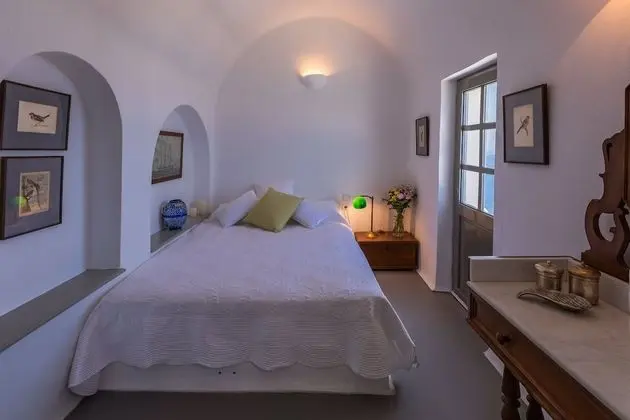 4-Bedroom Villa with Caldera View