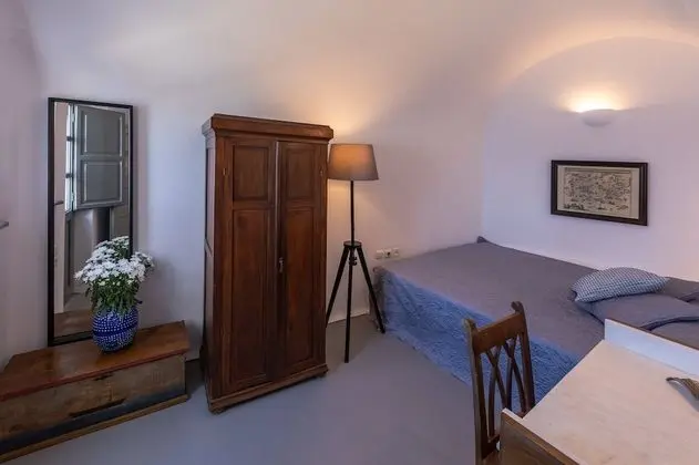 4-Bedroom Villa with Caldera View