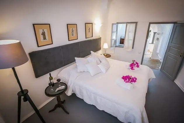 4-Bedroom Villa with Caldera View