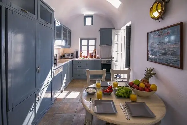 4-Bedroom Villa with Caldera View
