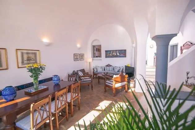 4-Bedroom Villa with Caldera View
