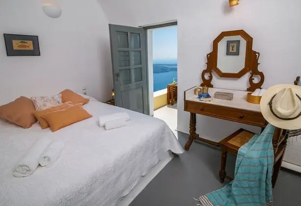 4-Bedroom Villa with Caldera View