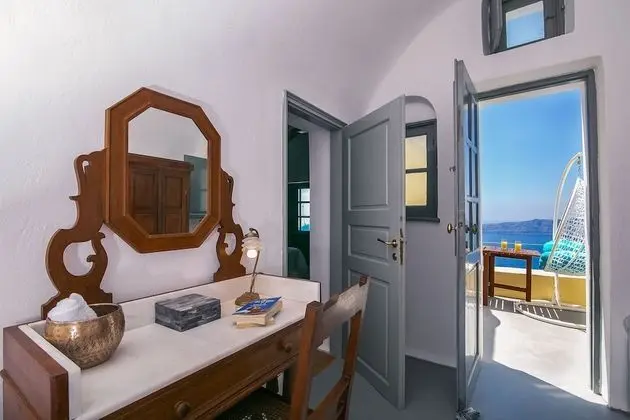 4-Bedroom Villa with Caldera View