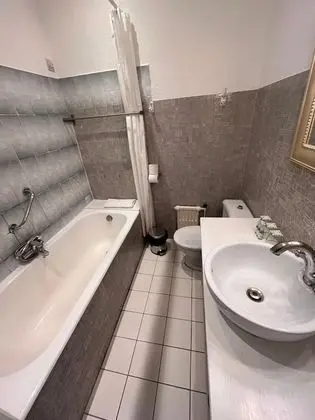 Üç Kişilik Oda