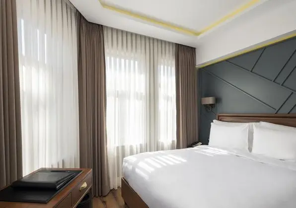 Corner Room, Şehir Manzaralı