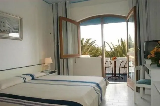 Basic Tek Büyük veya İki Ayrı Yataklı Oda