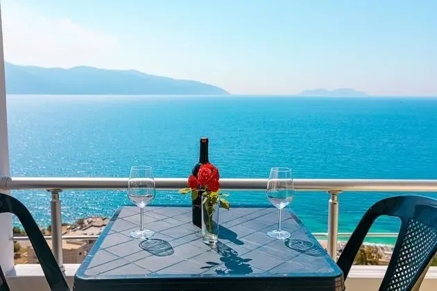 Üç Kişilik Oda, Deniz Manzaralı