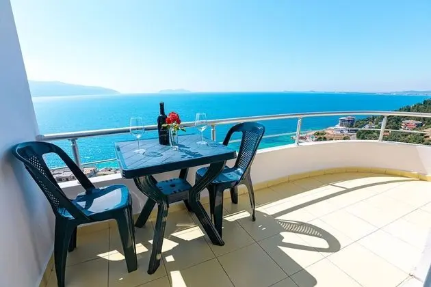 Üç Kişilik Oda, Deniz Manzaralı